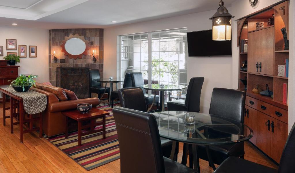 Larkspur Landing Extended Stay Suites Campbell Image