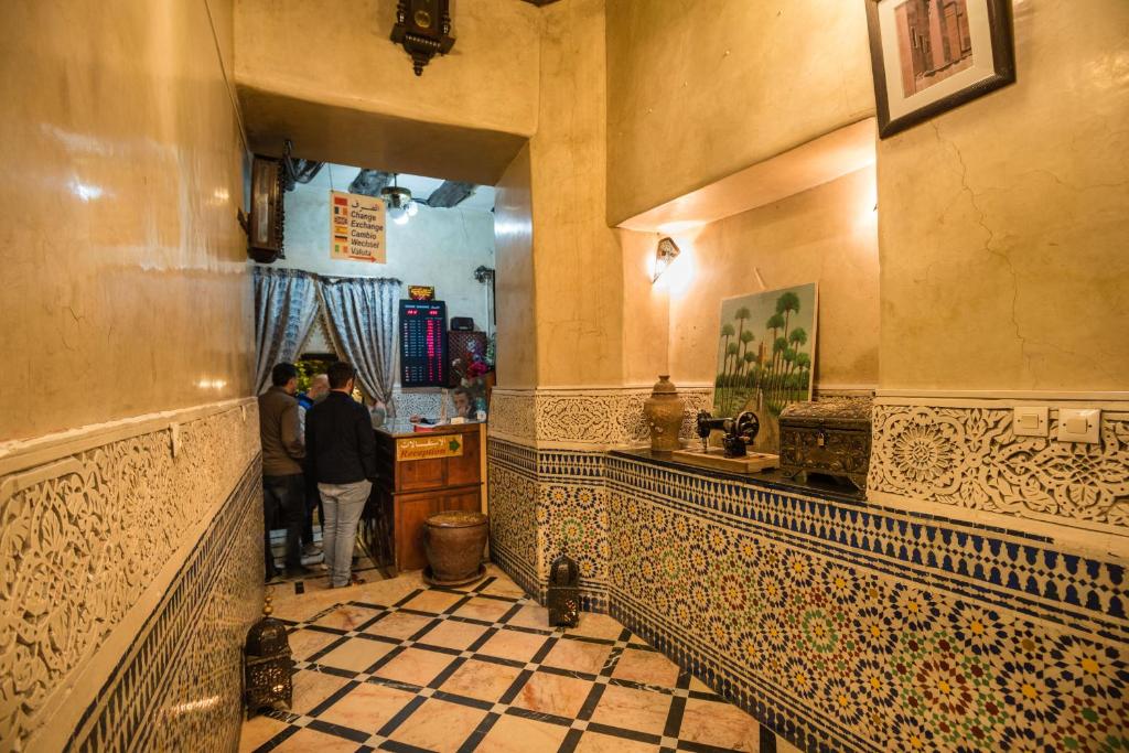 une chambre avec des personnes debout dans une cuisine avec du carrelage dans l'établissement Riad Omar, à Marrakech 37 autres photos