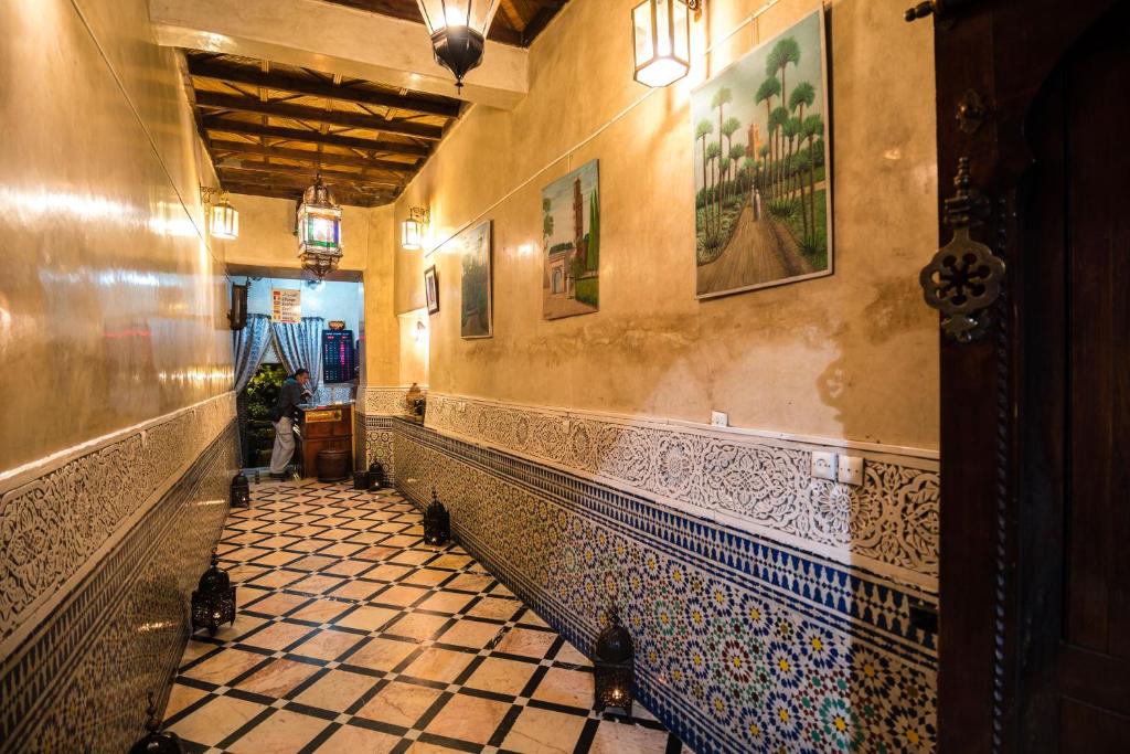 un couloir avec un sol carrelé dans un immeuble dans l'établissement Riad Omar, à Marrakech