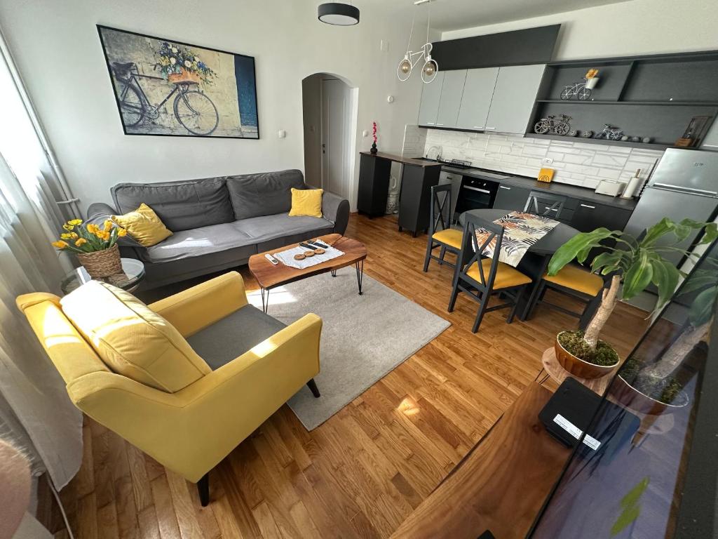 Ira's Square 2 Bedroom Apartment Free Parking 3