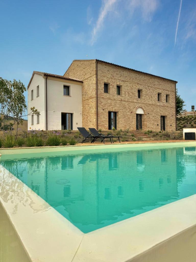 une piscine vide devant un bâtiment dans l'établissement Il Morino, à Centofinestre