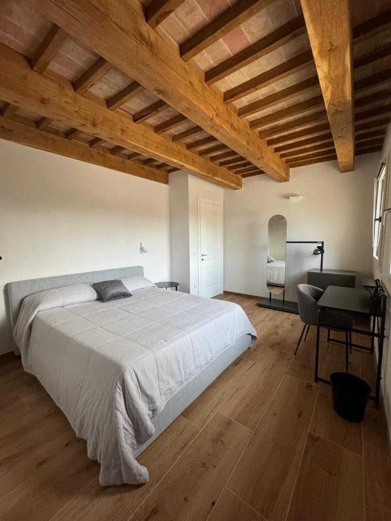 une chambre avec un grand lit et un bureau dans l'établissement Il Morino, à Centofinestre