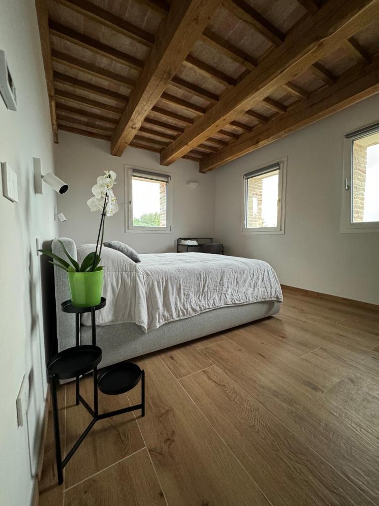 une chambre avec un lit et une table avec un vase de fleurs dans l'établissement Il Morino, à Centofinestre 14 autres photos