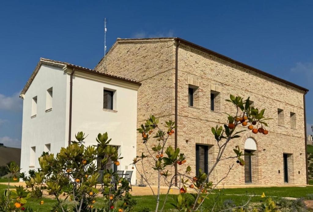 un grand bâtiment en briques avec un ciel bleu en arrière-plan dans l'établissement Il Morino, à Centofinestre