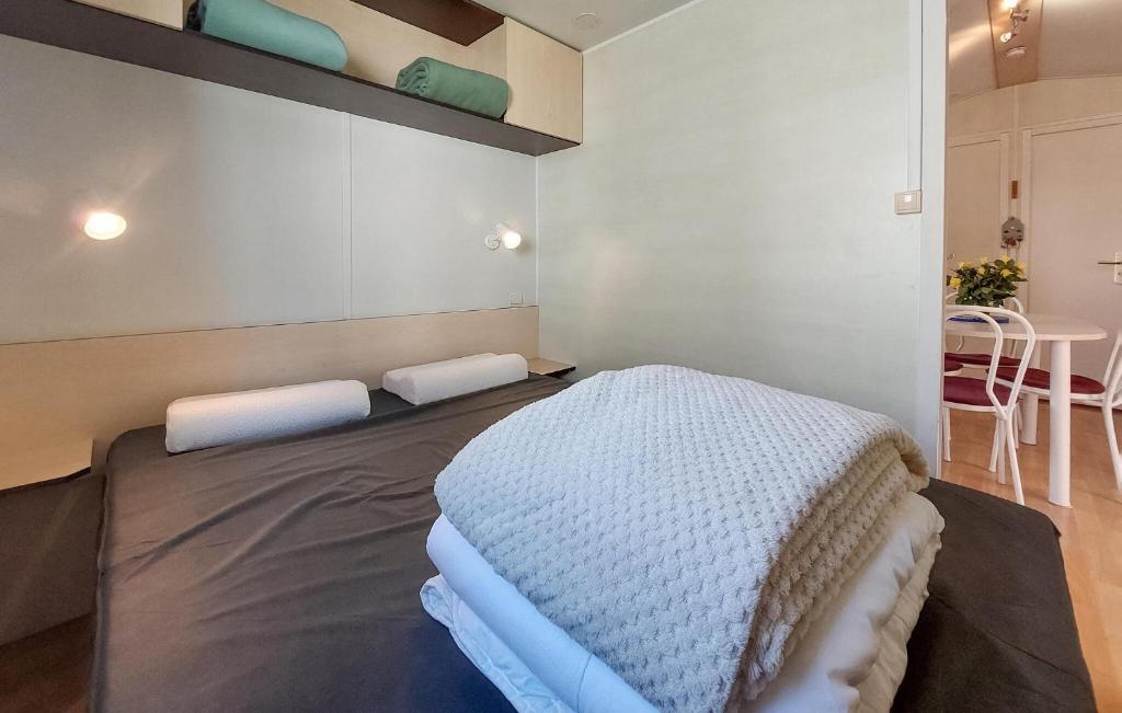 Cette chambre dispose d'un lit installé à l'étage. dans l'établissement Mobilhome With Shared Pool, à Carnac