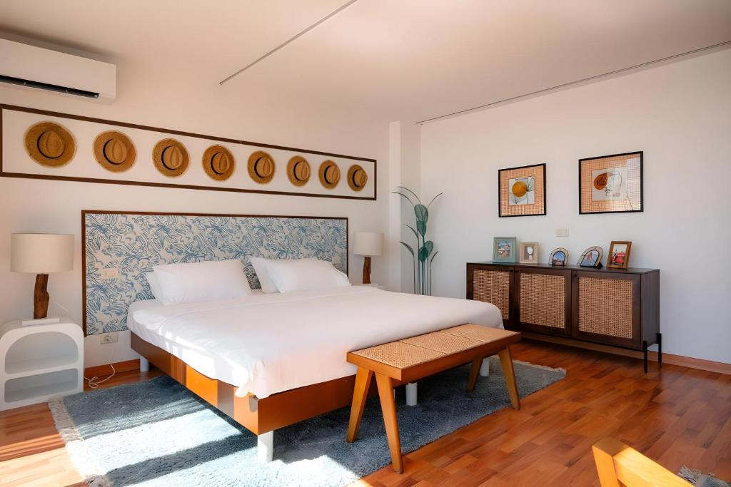 une chambre avec un grand lit et une table dans l'établissement HOTIDAY Room Collection - Grado, à Grado