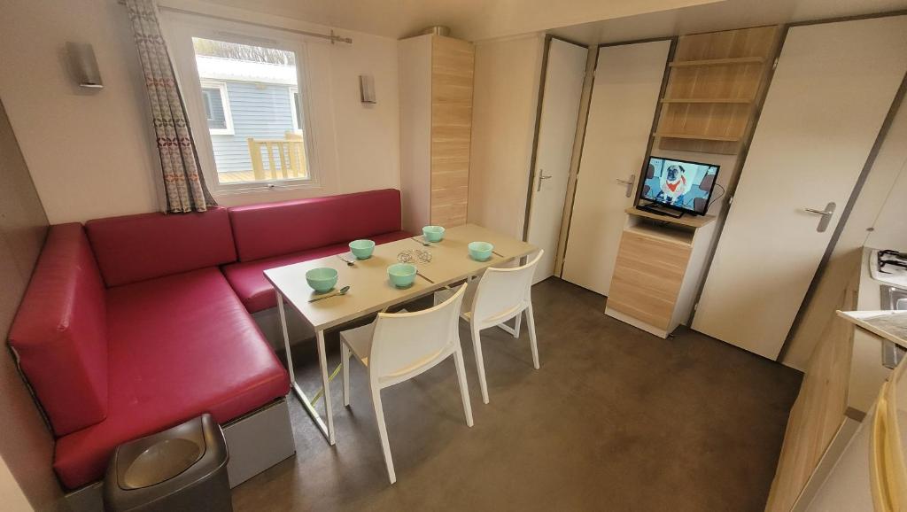- un petit salon avec une table et un canapé rouge dans l'établissement Les Berges Du Cele, à Bagnac 35 autres photos