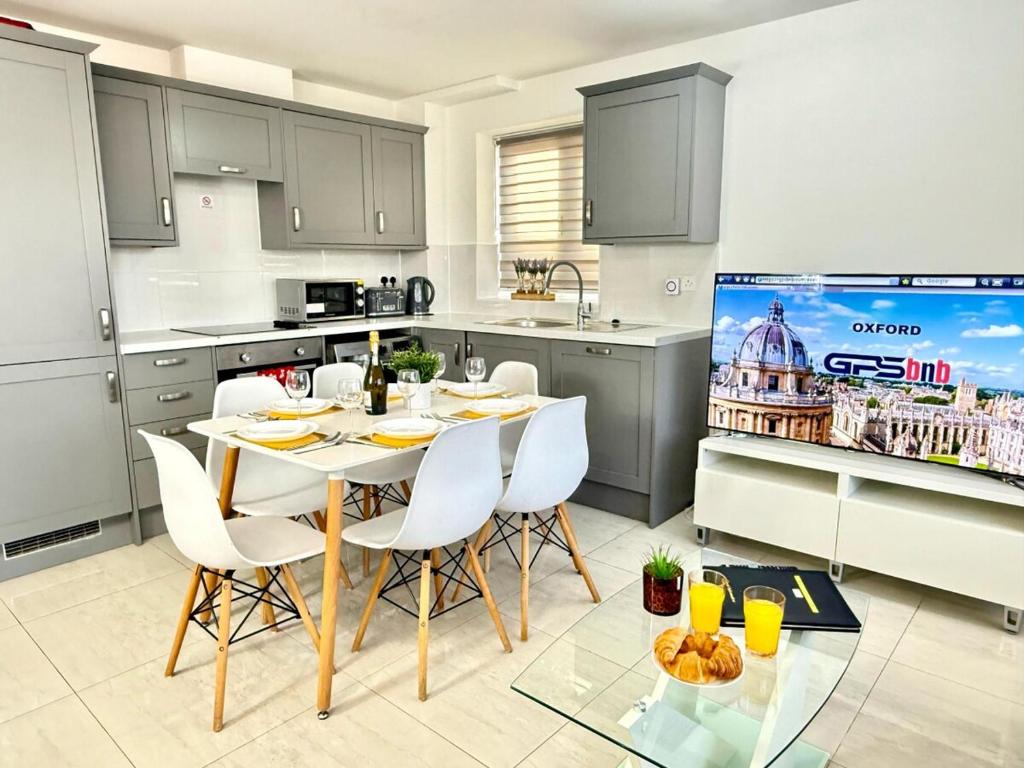 Walnut Luxurious 2-Bedroom with Ensuite - Parking, Netflix, WIFI - Close to Oxford, Bicester & Blenheim Palace 1
