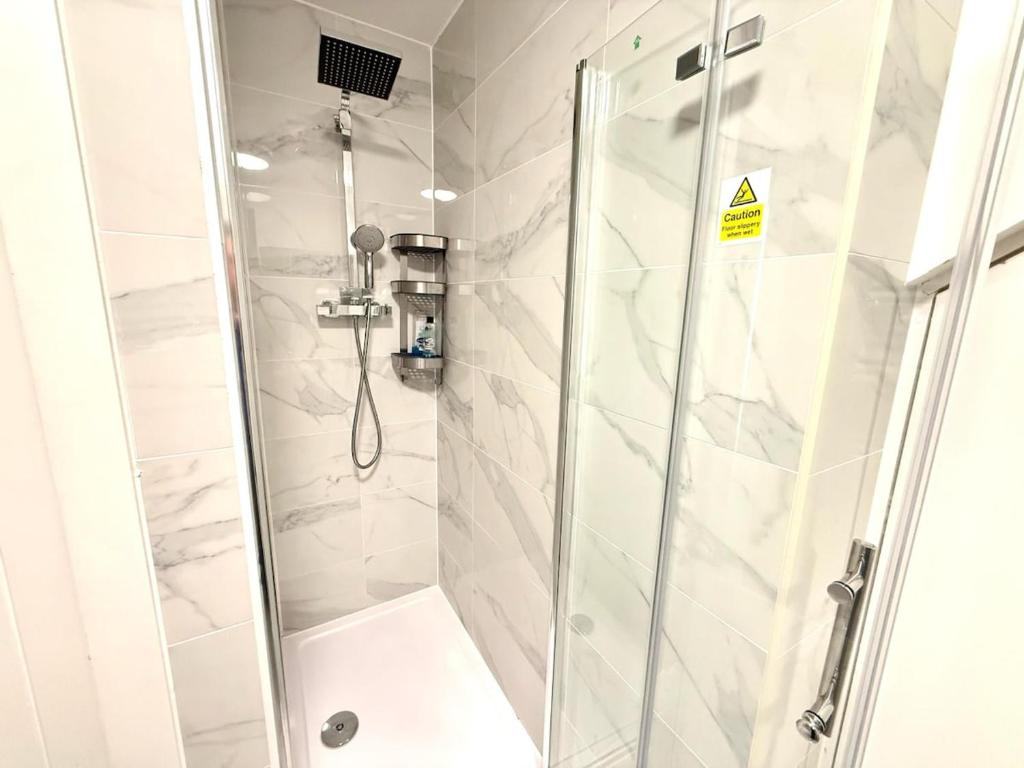 Walnut Luxurious 2-Bedroom with Ensuite - Parking, Netflix, WIFI - Close to Oxford, Bicester & Blenheim Palace 3