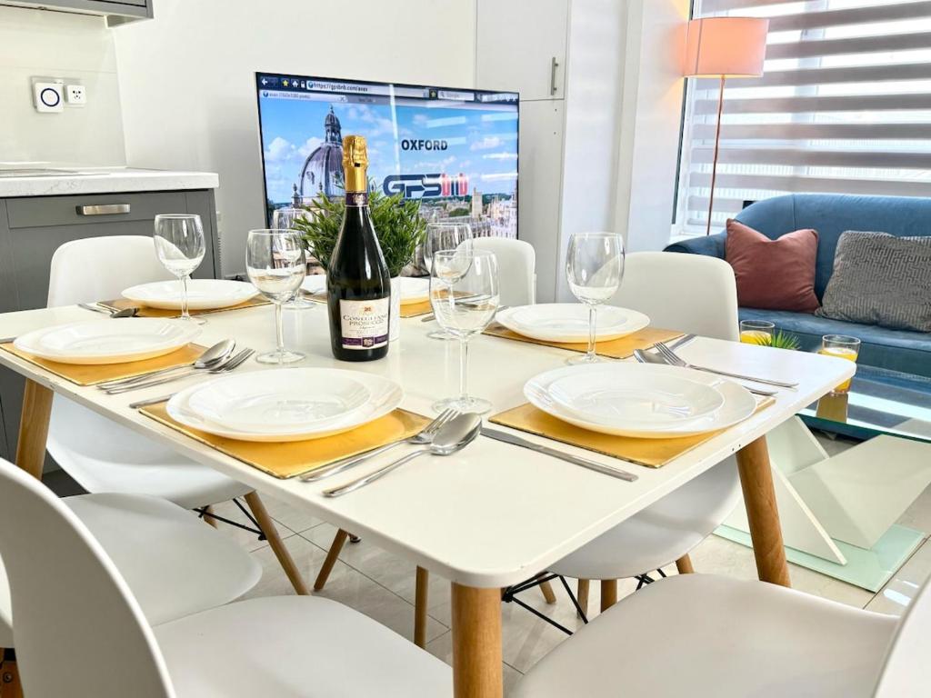 Walnut Luxurious 2-Bedroom with Ensuite - Parking, Netflix, WIFI - Close to Oxford, Bicester & Blenheim Palace 4