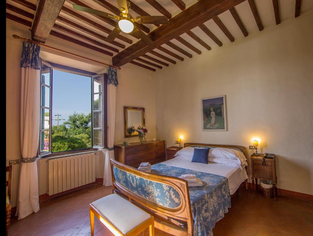 une chambre avec un lit et une grande fenêtre dans l'établissement Tenuta Delle Ripalte, à Capoliveri