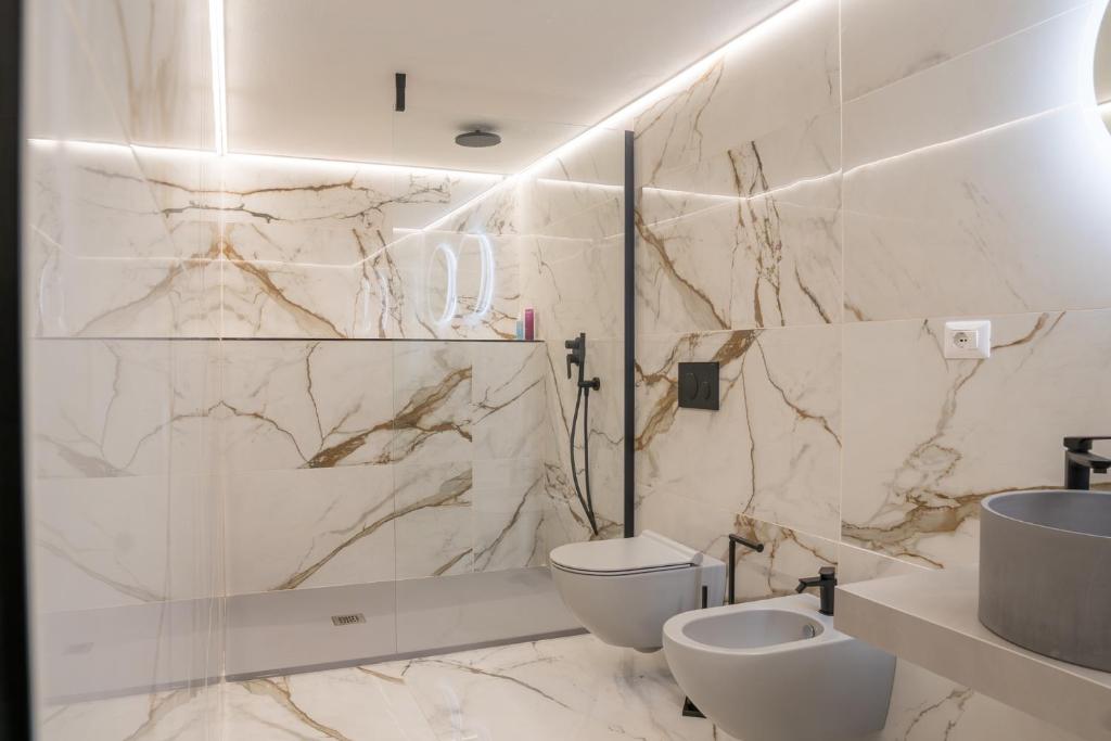 une salle de bain blanche avec toilettes et lavabo dans l'établissement Villa Coral Bay, à Alghero 37 autres photos