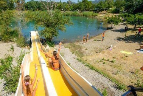 Vue sur la rivière ou le fleuve situé(e) à proximité de le camping