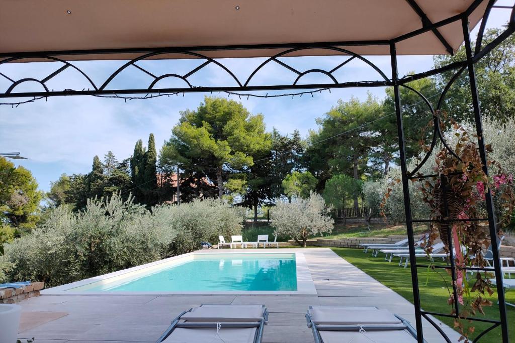 Cette villa offre une vue sur la piscine. dans l'établissement Villa Poggio Bettino by MMega, à Civitanova Marche 14 autres photos