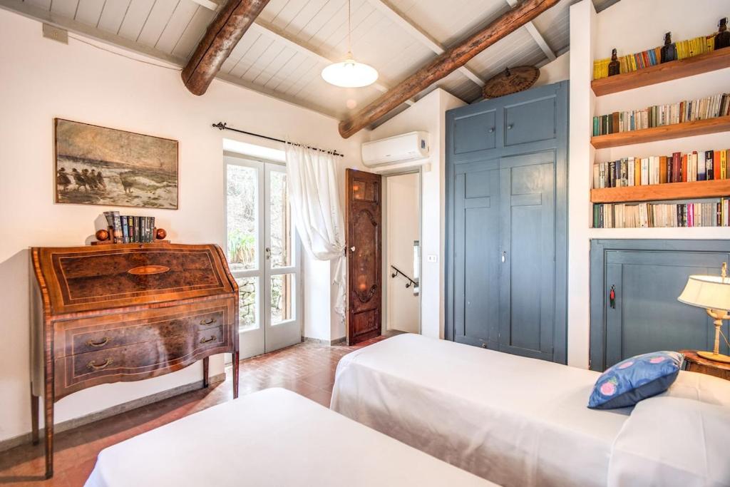 - une chambre avec 2 lits et une commode en bois dans l'établissement Villa Monticello, private pool and timeless beauty, à Massa Lubrense 120 autres photos