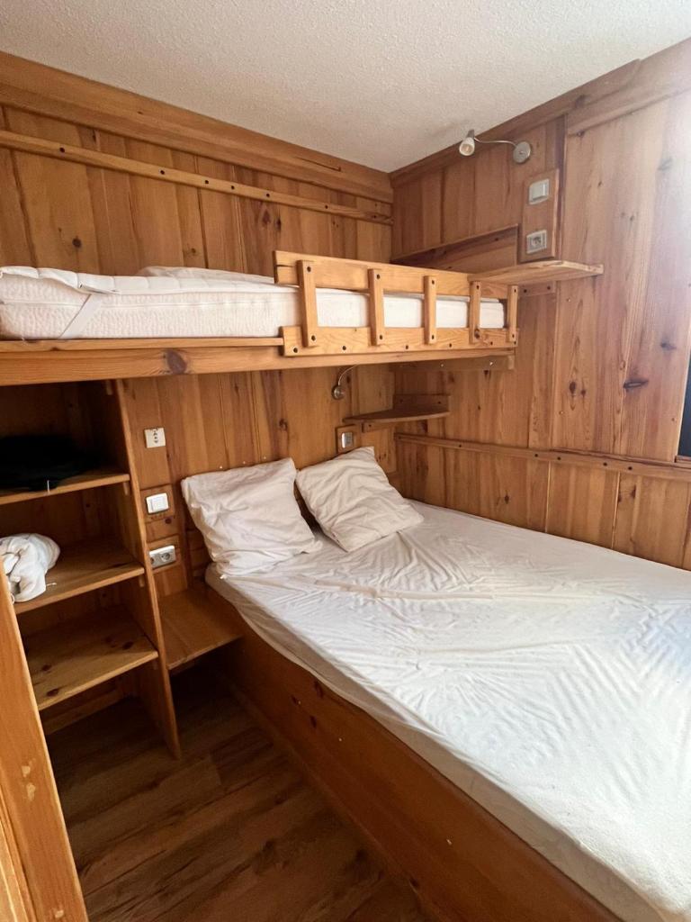- une chambre avec 2 lits superposés dans une cabine dans l'établissement Mountain dream family, aux Menuires 4 autres photos