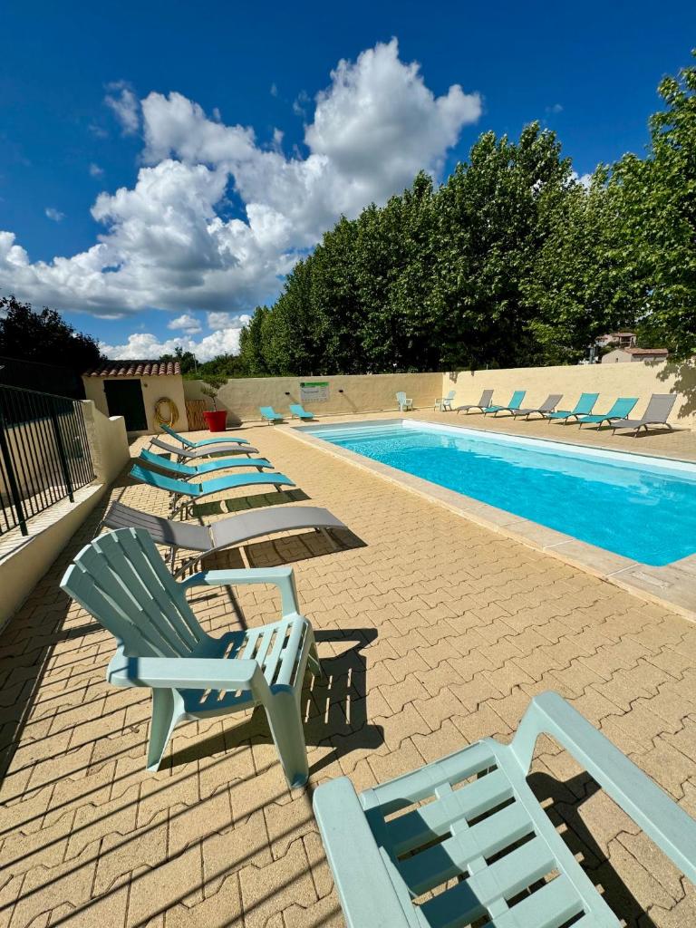 une rangée de chaises longues à côté d'une piscine dans l'établissement CAMPING GINASSERVIS Mobile-home Flores, à Ginasservis