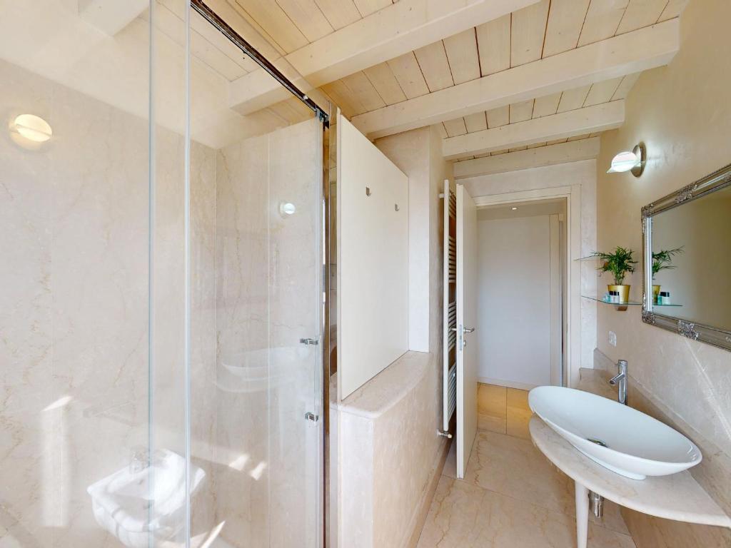 une salle de bain avec une douche en verre et un lavabo dans l'établissement Villa Dolcevita by Bookinggardalake, à Manerba del Garda 56 autres photos