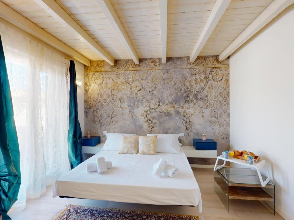 une chambre avec un lit et un mur dans l'établissement Villa Dolcevita by Bookinggardalake, à Manerba del Garda