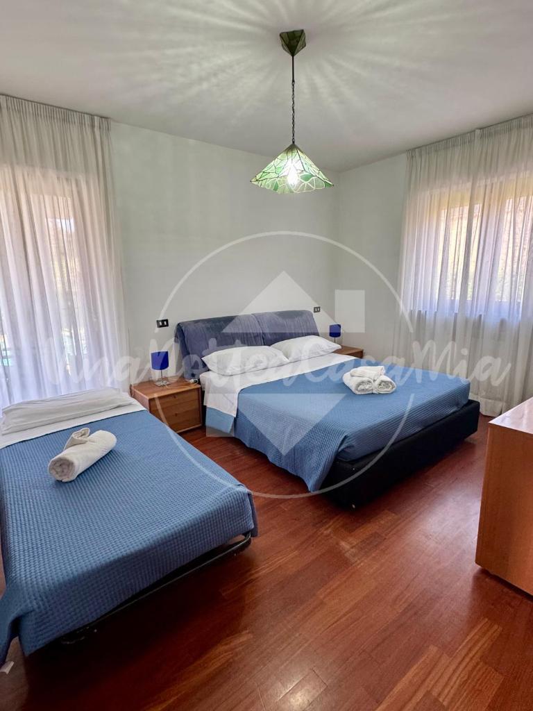 - une chambre avec deux lits et une lumière dans l'établissement Villa Viviana con Piscina "UnaNotteaCasaMia", à Sacrofano 15 autres photos
