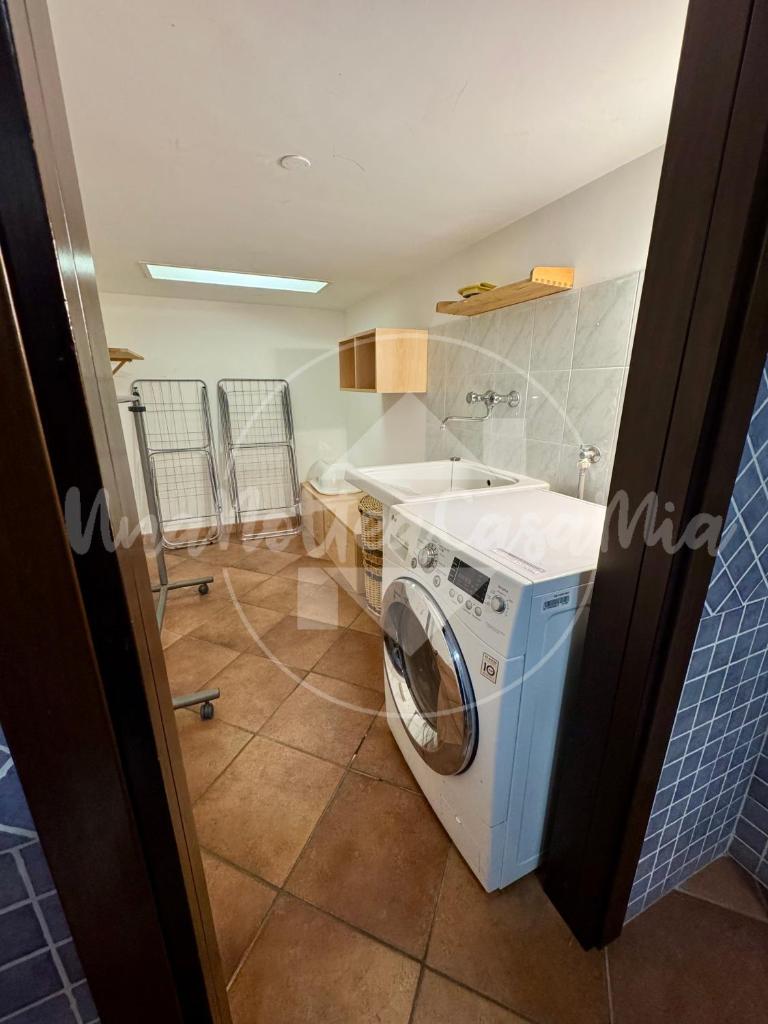 une buanderie avec une machine à laver dans une pièce dans l'établissement Villa Viviana con Piscina "UnaNotteaCasaMia", à Sacrofano