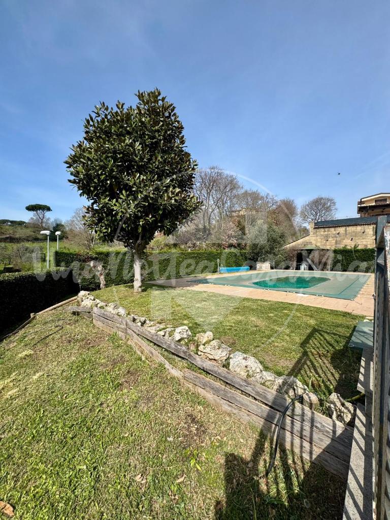 - une vue sur une cour avec une piscine dans l'établissement Villa Viviana con Piscina "UnaNotteaCasaMia", à Sacrofano