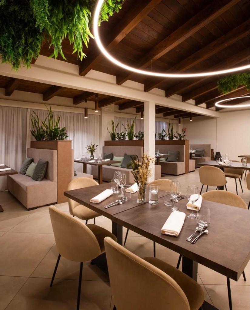 une salle à manger avec une table et des chaises dans l'établissement Residence Club Solemare, à Vieste