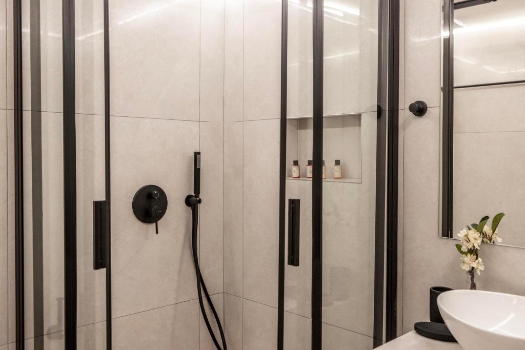 SEVIS SUITES 8
