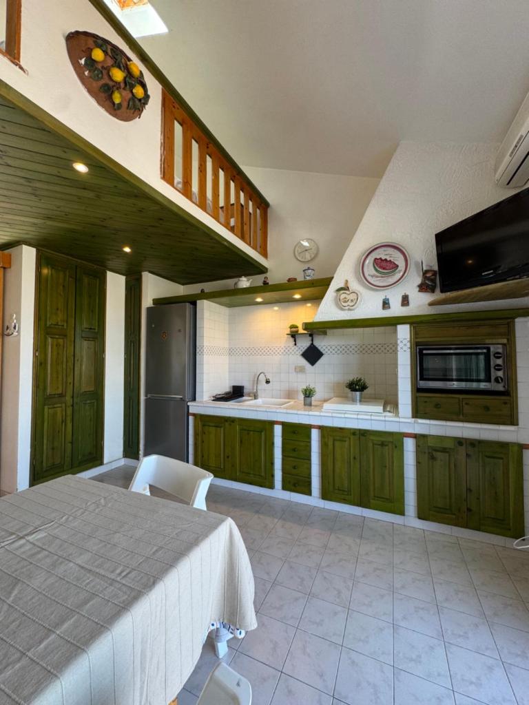 Il comprend une cuisine avec une table et un évier. dans l'établissement La casa al Rais, à Finale