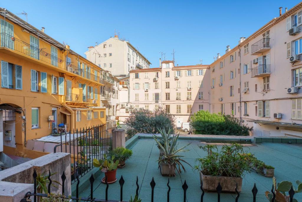 Elegant Jacuzzi Loft in Central Massena 6