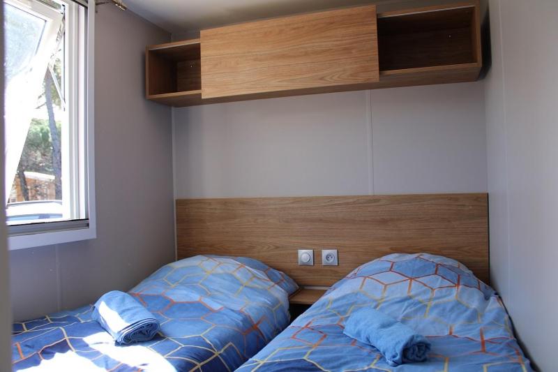 une chambre avec deux lits et une fenêtre dans l'établissement Mobilhome Gamme résidentielle, au Muy