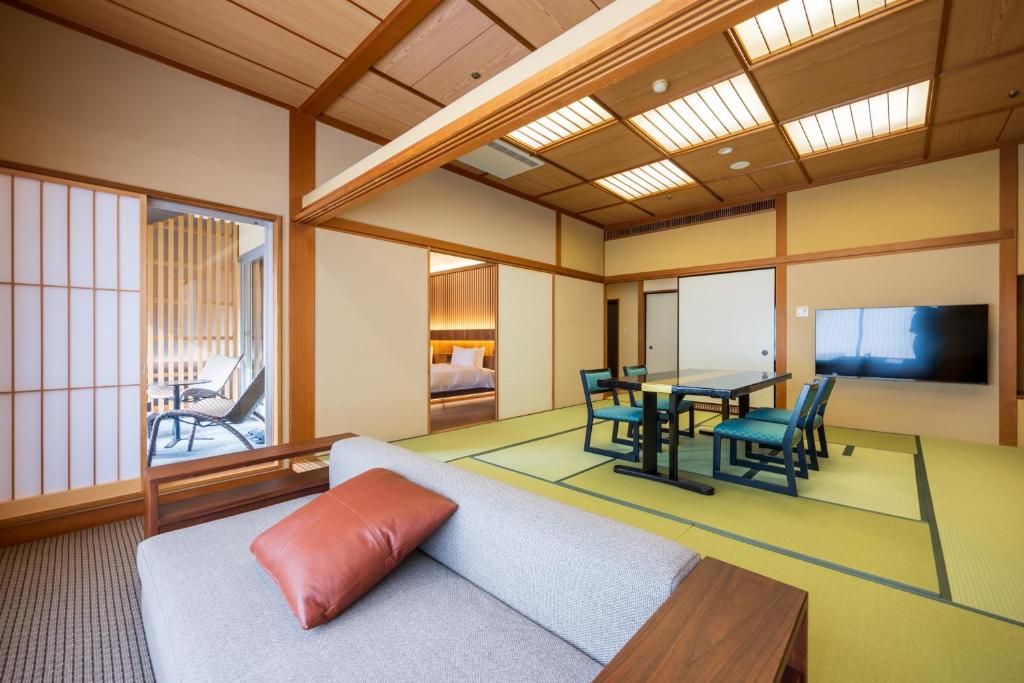 un salon avec un canapé et une table dans l'établissement Hakone Yumoto Onsen Hotel Kajikaso, à Hakone