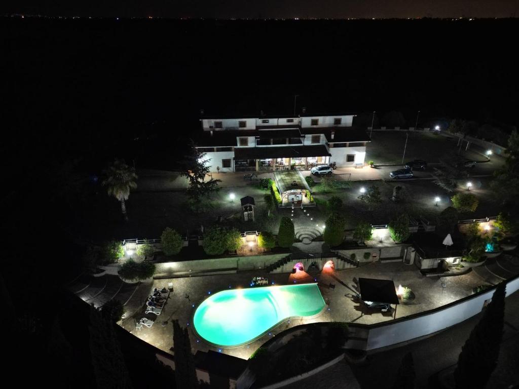 - une vue aérienne sur la piscine la nuit dans l'établissement Villa Maria Pia, à Aranova