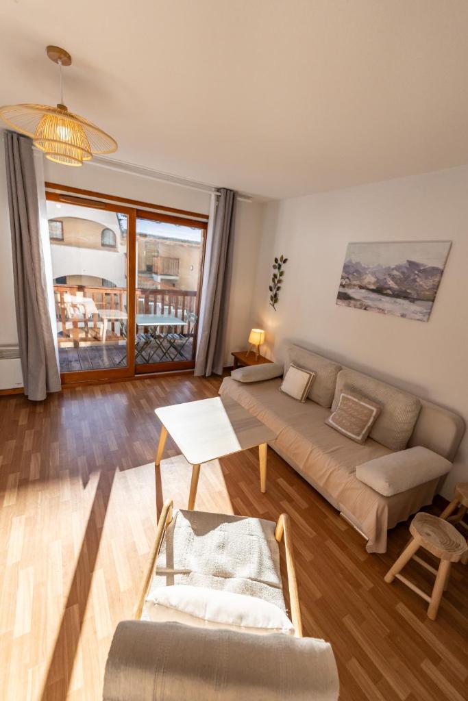 un salon avec un canapé et une table dans l'établissement Bel appartement 6pers lumineux - Arvieux - Parc naturel du Queyras, à Arvieux
