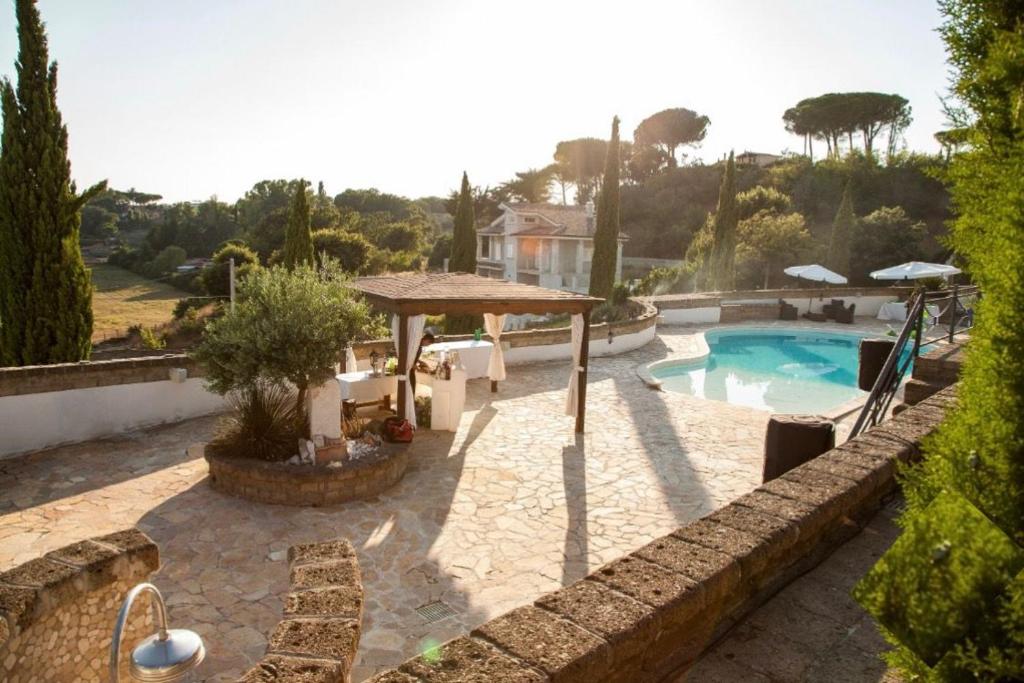 - une piscine avec une table et des chaises dans l'établissement Villa Maria Pia, à Aranova