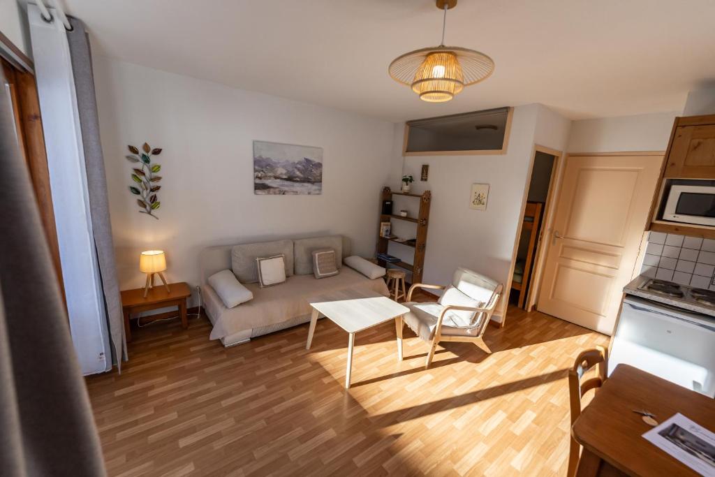 un salon avec un canapé et une table dans l'établissement Bel appartement 6pers lumineux - Arvieux - Parc naturel du Queyras, à Arvieux