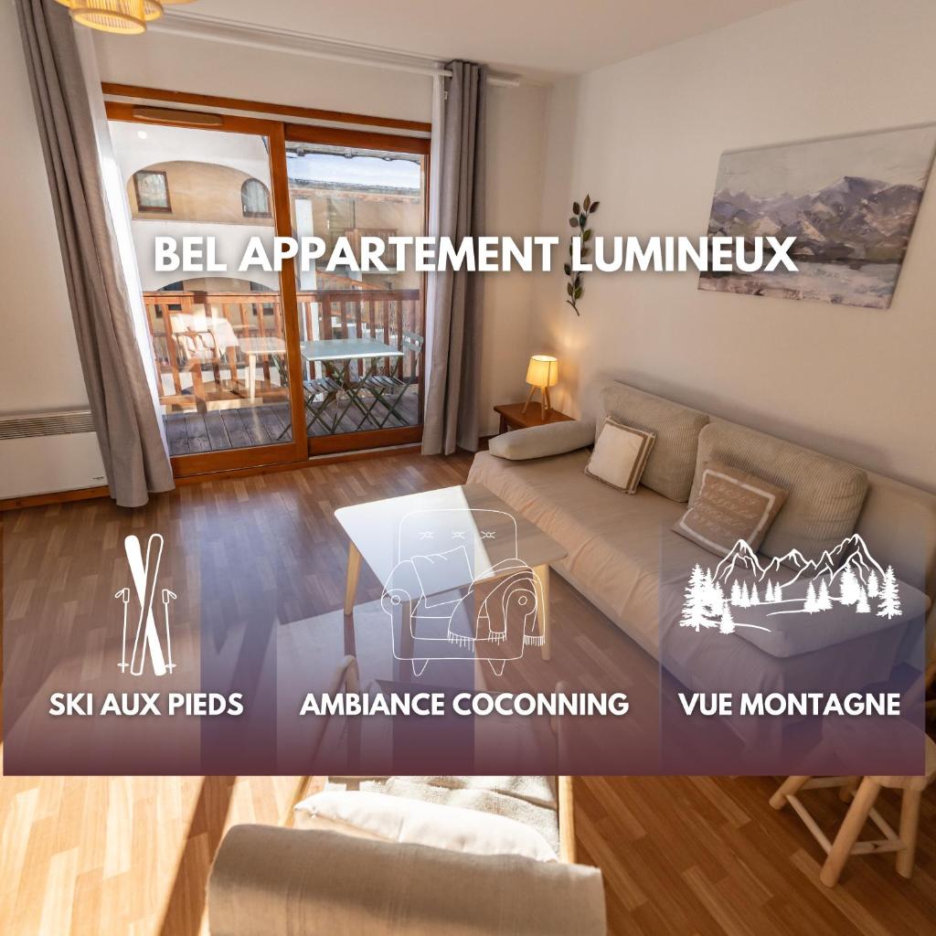 un salon avec un canapé et une table dans l'établissement Bel appartement 6pers lumineux - Arvieux - Parc naturel du Queyras, à Arvieux