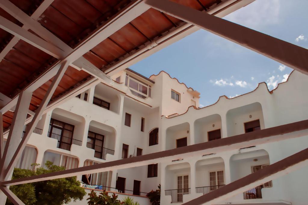 - une vue depuis l'intérieur du bâtiment dans l'établissement International Resort, à Mondragone