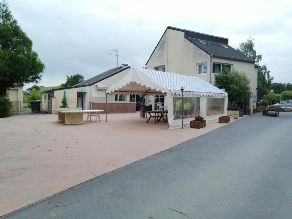 - un bâtiment avec une tente et une table de pique-nique dans l'établissement Mobil-home, à Saint-Pair-sur-Mer