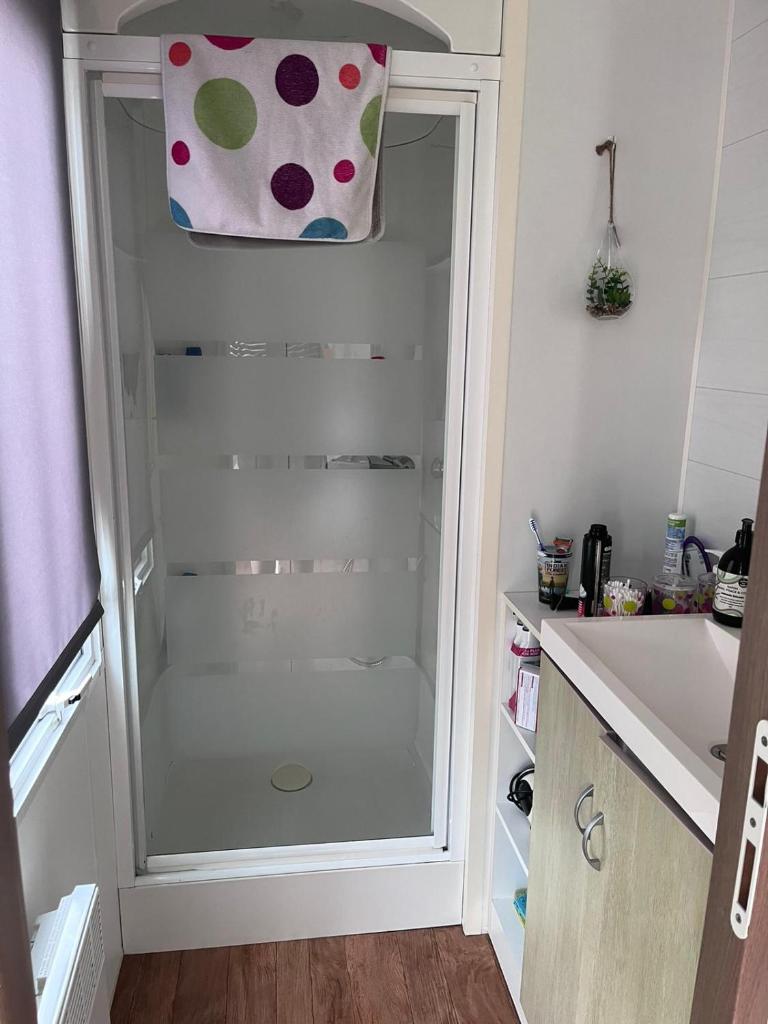 une douche en verre dans une cuisine avec évier dans l'établissement Mobil-home, à Saint-Pair-sur-Mer