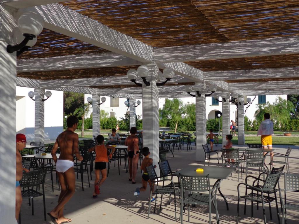 - un groupe d'enfants marchant sous un pavillon dans l'établissement Residence Blu Mare, à Otrante