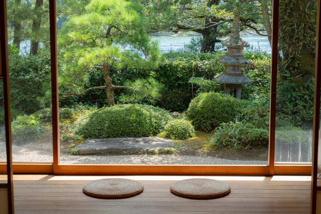 deux chapeaux de paille posés sur un plancher en bois devant une fenêtre dans l'établissement Monjusou Shourotei, à Miyazu 75 autres photos