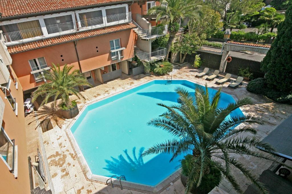- une vue sur la piscine en face d'un bâtiment dans l'établissement Hotel La Paül, à Sirmione