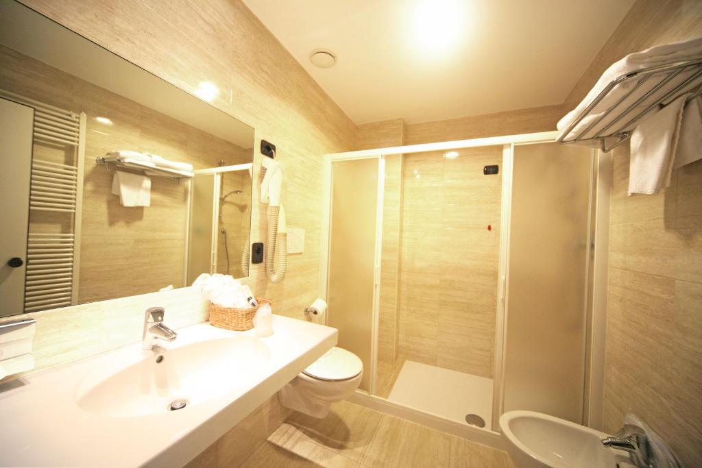 une salle de bain avec toilettes, lavabo et douche dans l'établissement Hotel La Paül, à Sirmione