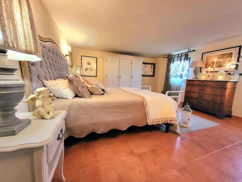 - une chambre avec un grand lit et un ours en peluche assis sur une table dans l'établissement Alcova Sea view pool villa, à Montemagno