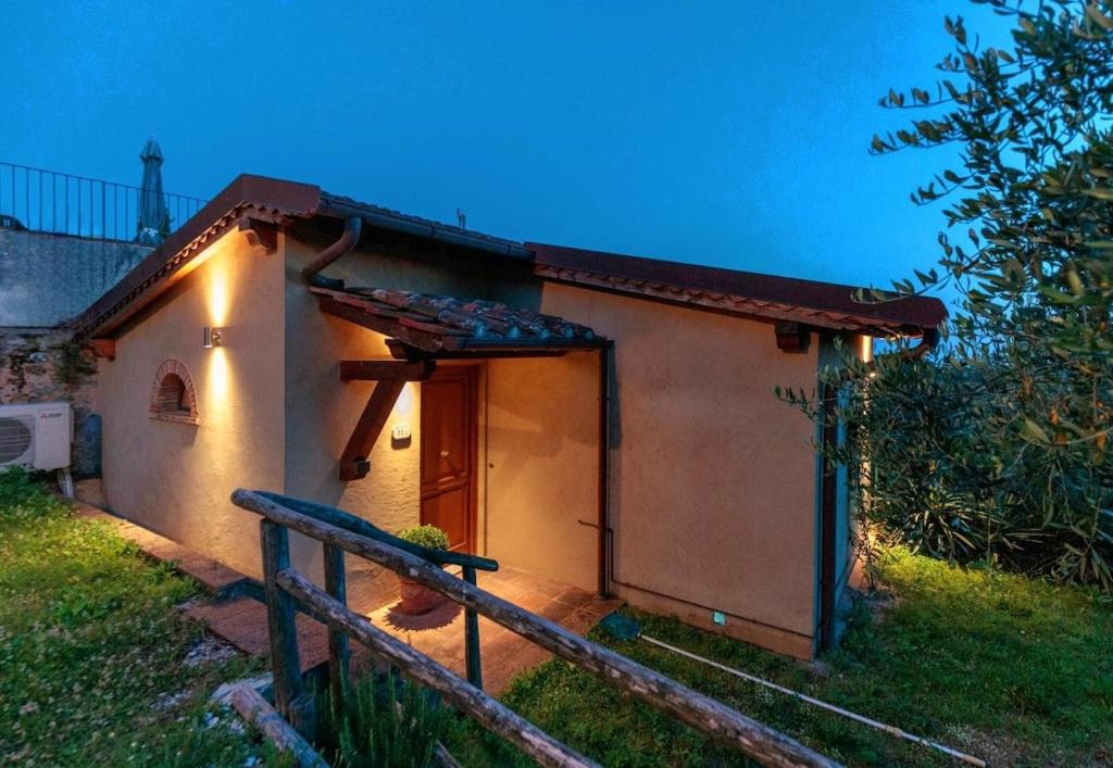 une petite maison avec une lumière sur son côté dans l'établissement Alcova Sea view pool villa, à Montemagno