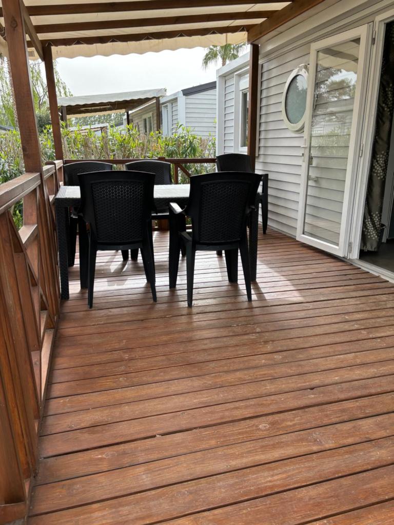 - une terrasse couverte avec une table et des chaises dans l'établissement Mobil home 6 personnes, à Argelès-sur-Mer 7 autres photos