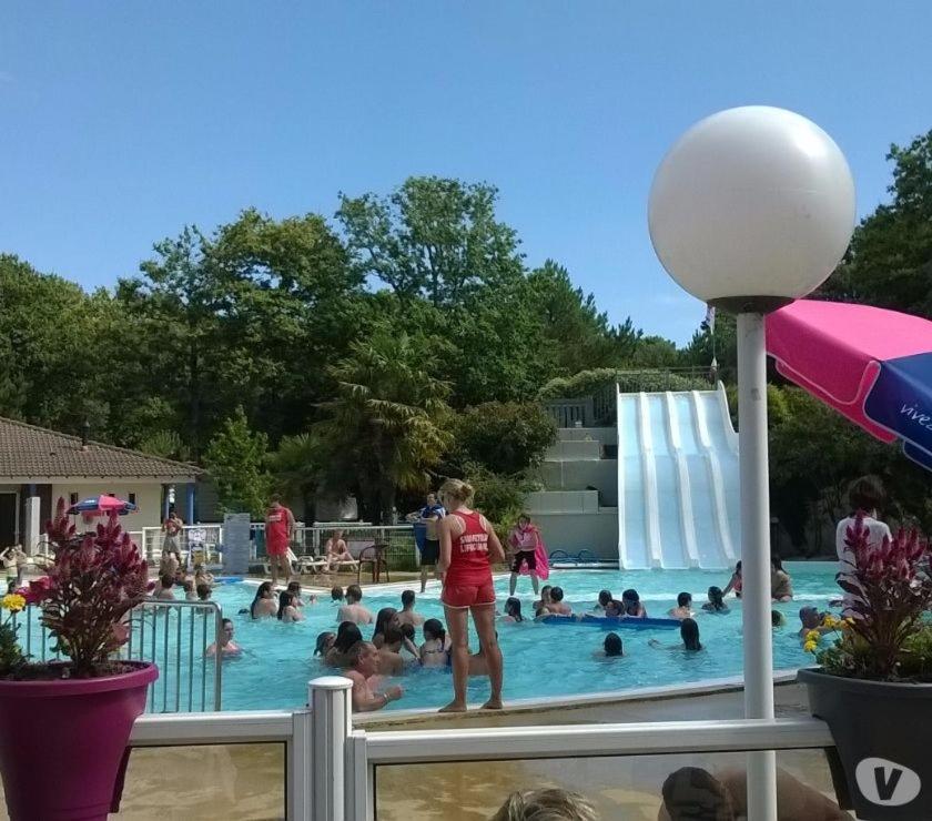 un groupe de personnes dans une piscine dans l'établissement Mobilhome 3 Chambres 2 Salle de Bain, à Saint-Brévin-les-Pins