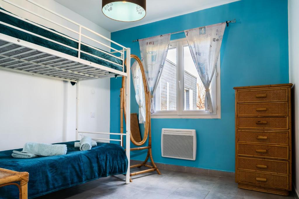 une chambre avec un lit superposé et un miroir dans l'établissement Les Gîtes de Ginestas, à Ginestas 37 autres photos