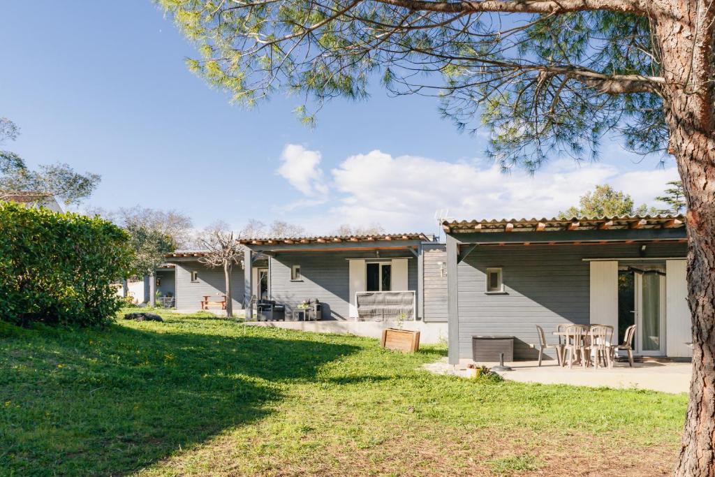 une rangée de maisons avec une cour devant dans l'établissement Les Gîtes de Ginestas, à Ginestas
